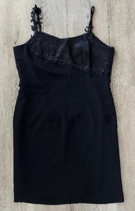 Krátke spoločenské šaty, 42