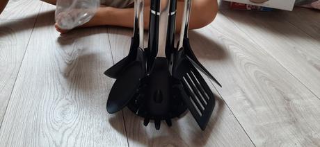 Stojan na pomocky do kuchyne, 