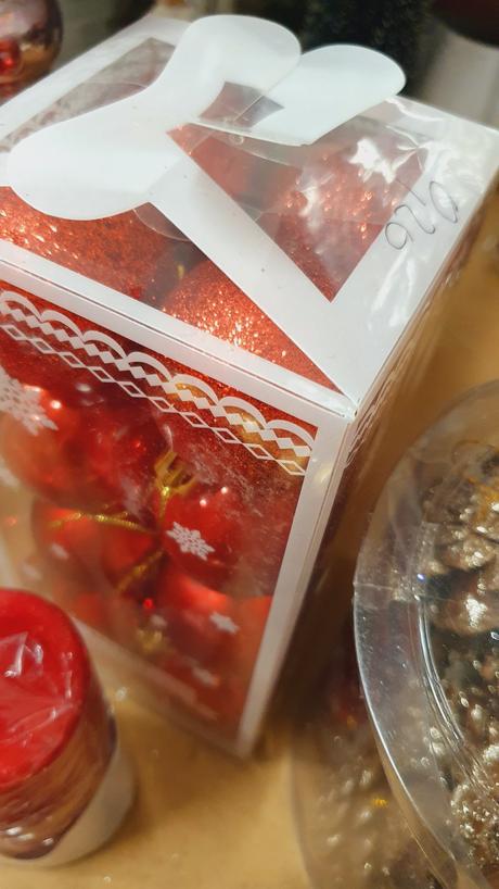 Dekorácie + sviečky + pohár + 2x tanier, 