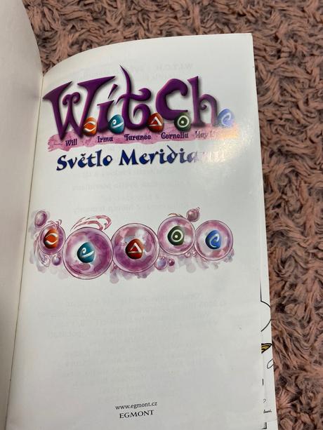 Witch s minikomixom vo vnútri knižky,