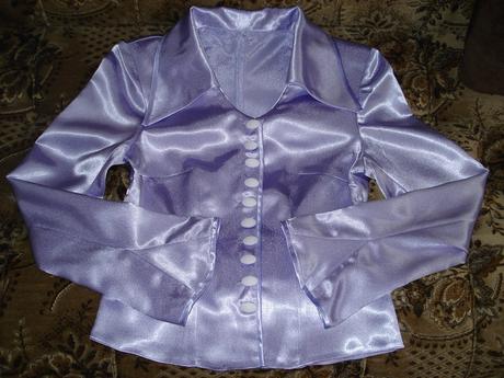 Fialové saténové sako, 38