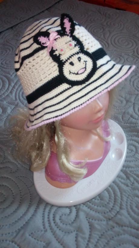 Háčkovaný klobúčik zebra,