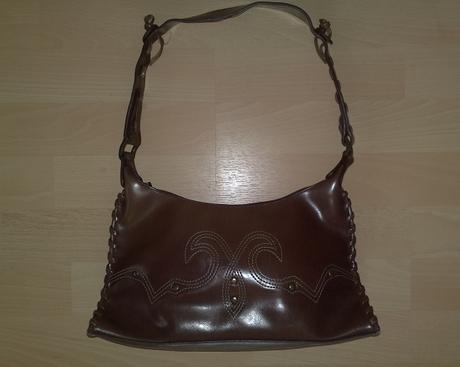 Pekná kabelka s ozdobnými aplikáciami, 