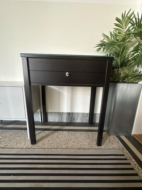 Rozťahovací stolík so šuflíkom, 