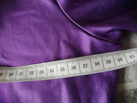 Fialové jedinečné lesklé pružné šaty vs-m, m