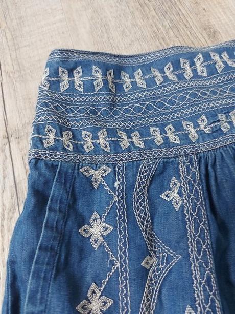 Modra vysivana sukna denim. vzhladu, s