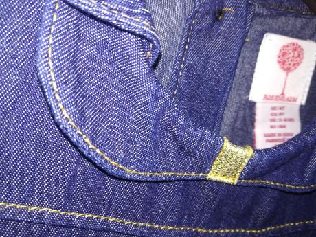 Riflové kvalitné šaty zo zlatým lemom, 104