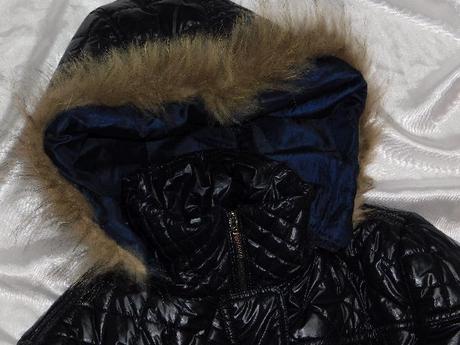 Pekna zimna bunda s odonimatelnou kapucnou, 38
