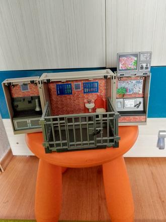 Polícia,  väznica, policajná stanica, 