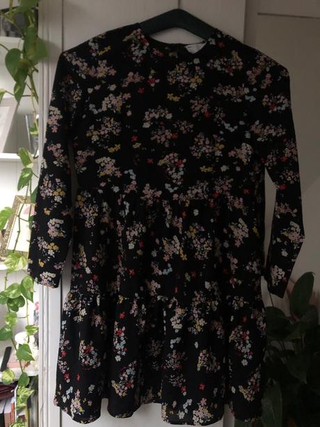 Čierne šaty s kvietkami/ čierne saty/ kvetinové, s