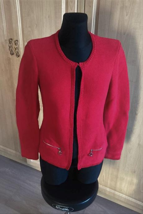 Červený kardigán, m