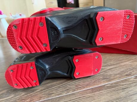 Lyžiarky, atomic,22