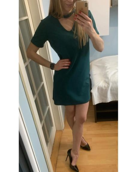 Tmavozelené šaty s aplikáciou okolo krku, s