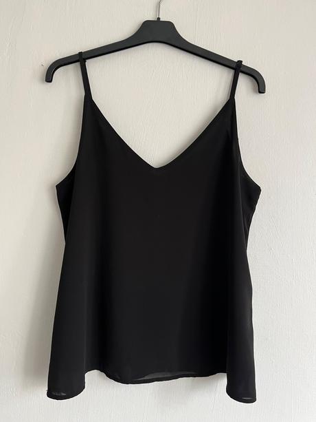 Čierny elegantný top na ramienka, m