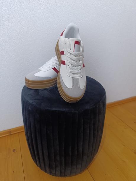 Biele tenisky na šnurovanie s červenými pruhmi, 40