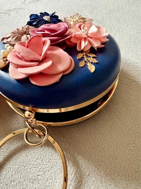 Elegantná okrúhla kabelka s 3d kvetmi, 