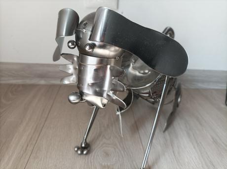 Kovovy stojan na vino pes novy, 