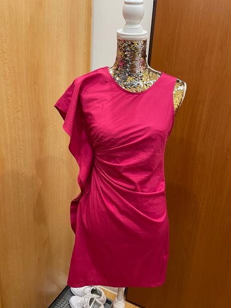 Nadherne asymetricky strihane saty, s