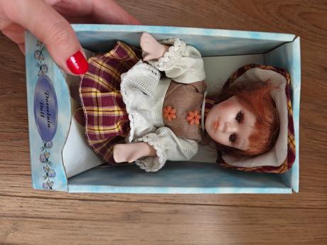 Malá porcelánová bábika,