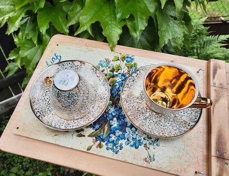 Porcelánové šálky s lístkami, 