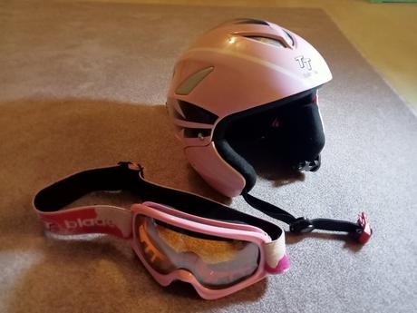 Predám zachovalú lyžiarsku prilbu + okuliare, s