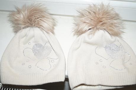 Béžové čiapky-cena spolu,