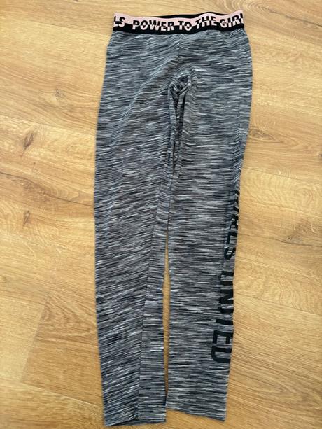 Sportove legíny nosene pol roka na telesenu, 146