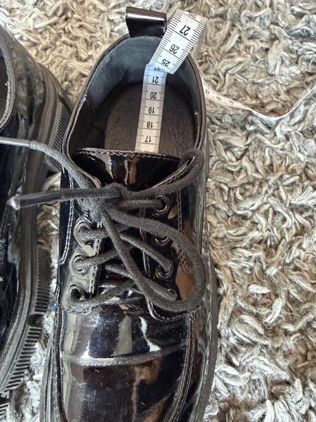 Lesklé mokasínky, 33