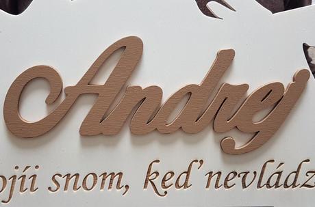 80 cm drevený vešiak na medaily s menom,