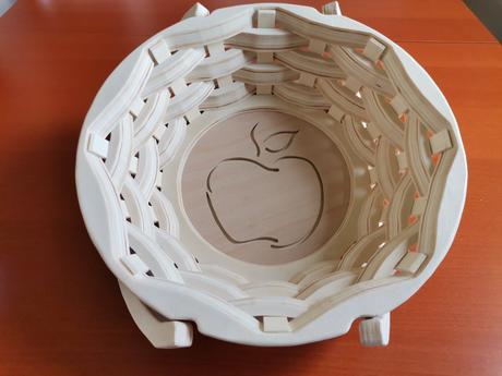 Drevený košík s motívom jablka s rúčkami,