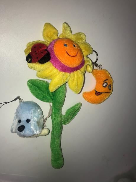 Plyšová kvetinka a 2 prívesky,