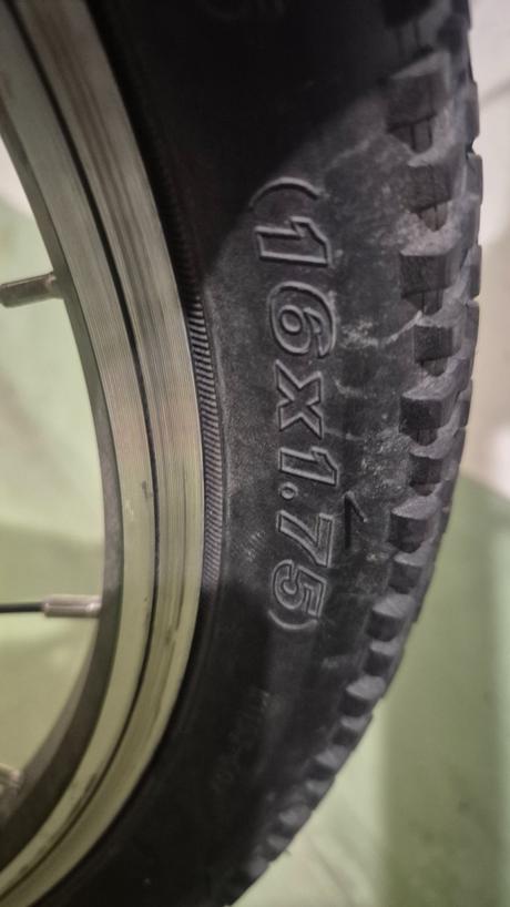 Bicykel kubikes 16s čierny, 16