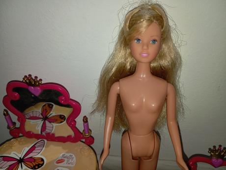 Kozmetický stolík s bábikou, 