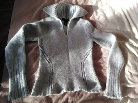 Vlnený bledo modrý pulóver, xs