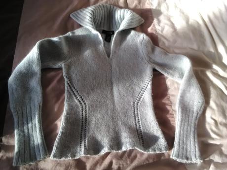 Vlnený bledo modrý pulóver, xs