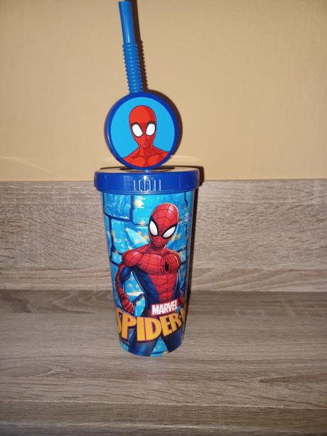 Pohárik s uzáverom a slamkou, 