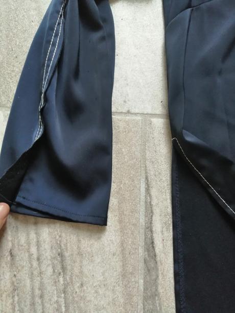 Satén. tmavomodré šaty lindex s ozdob. prešív., vs, lindex,s