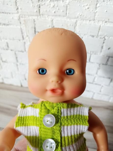 Tri menšie bábiky bábätká,