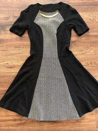 Čierne šaty s náhrdelníkom, s