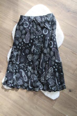 Čierna vzorovaná áčková sukňa, xs/s, xs