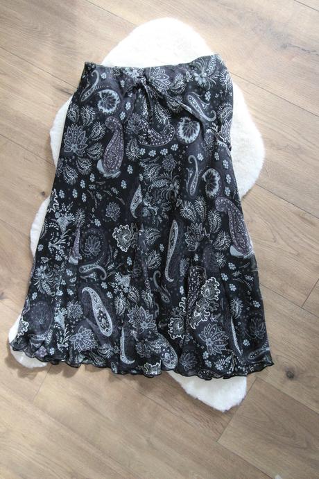 Čierna vzorovaná áčková sukňa, xs/s, xs