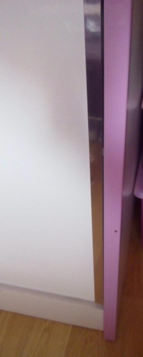 Ružová zasúvacia skriňa, 