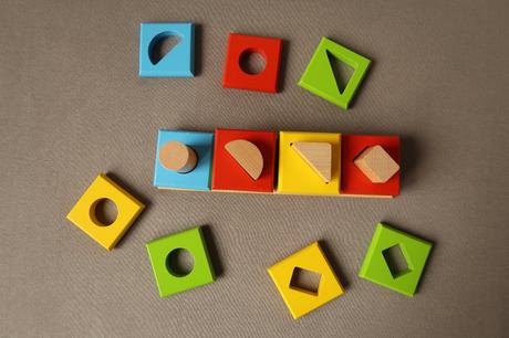 Goki drevená skladačka - triedenie farieb a tvarov,