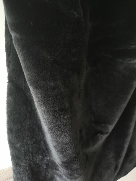 Kožušinova vesta s kapuckou, reserved,s