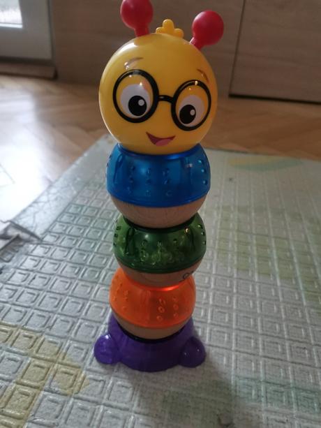 Balancujuca húsenica múdre hracky, 