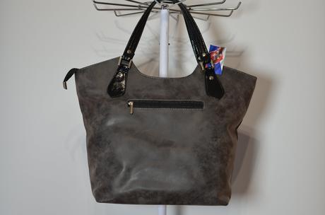 Šedá kabelka, 