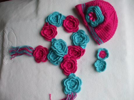 Cyklaménovo tyrkisová čiapočka s kvietkovým šálom, 80