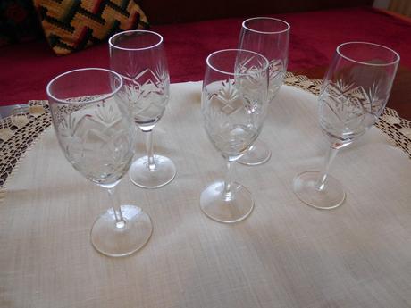 Sklenené poháre na nožičke, 