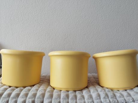 Kvetináče  keramické,obaly žltej  farby rôzne, 