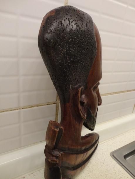 Suvenír z afriky - drevená závesná socha,